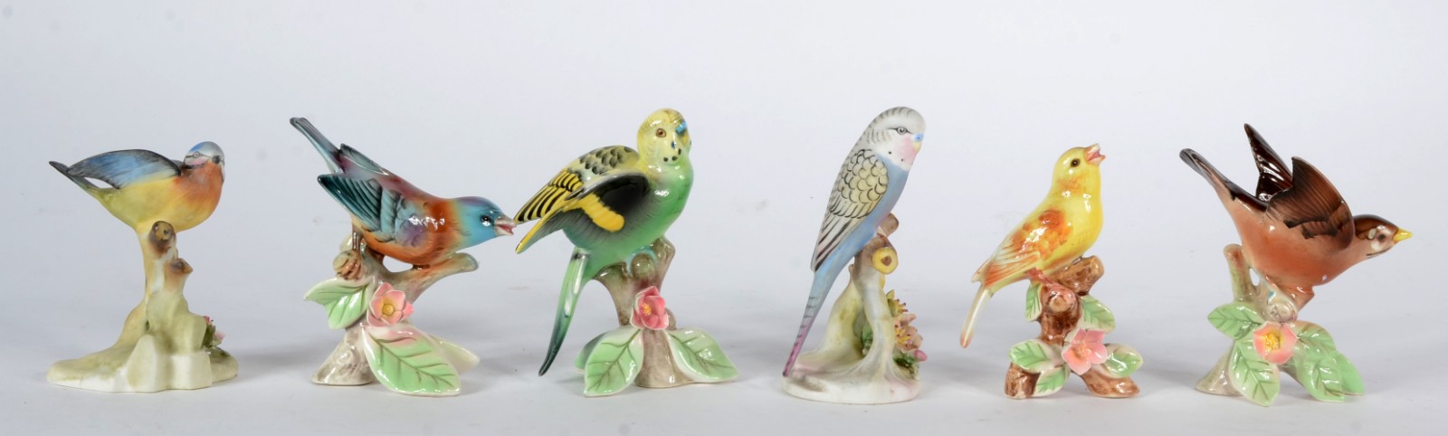 Conjunto com seis pássaros de porcelana policromada. Um deles com... - foto 4 de 10