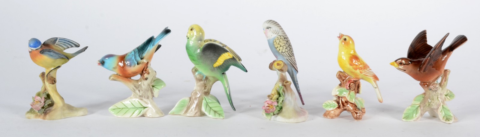 Conjunto com seis pássaros de porcelana policromada. Um deles com... - foto 5 de 10