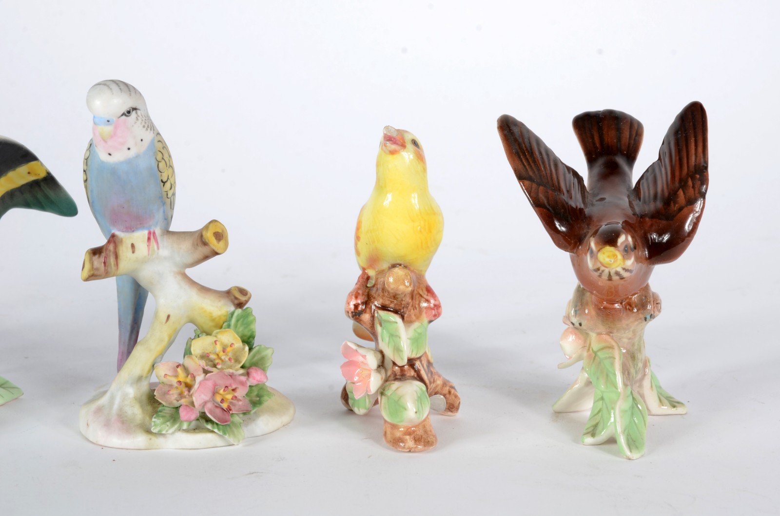 Conjunto com seis pássaros de porcelana policromada. Um deles com... - foto 3 de 10