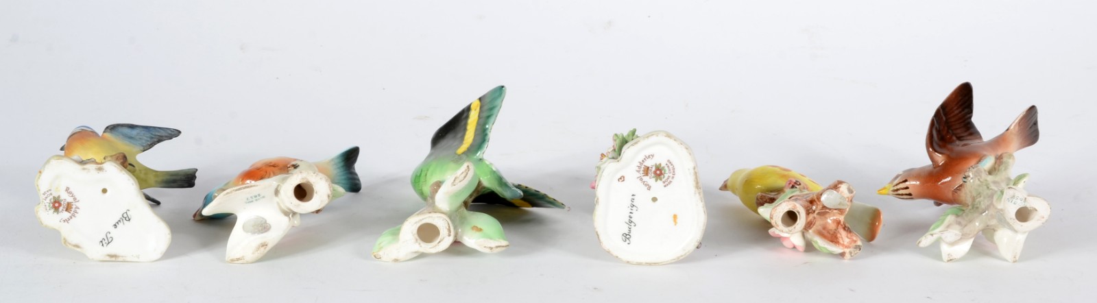 Conjunto com seis pássaros de porcelana policromada. Um deles com... - foto 6 de 10