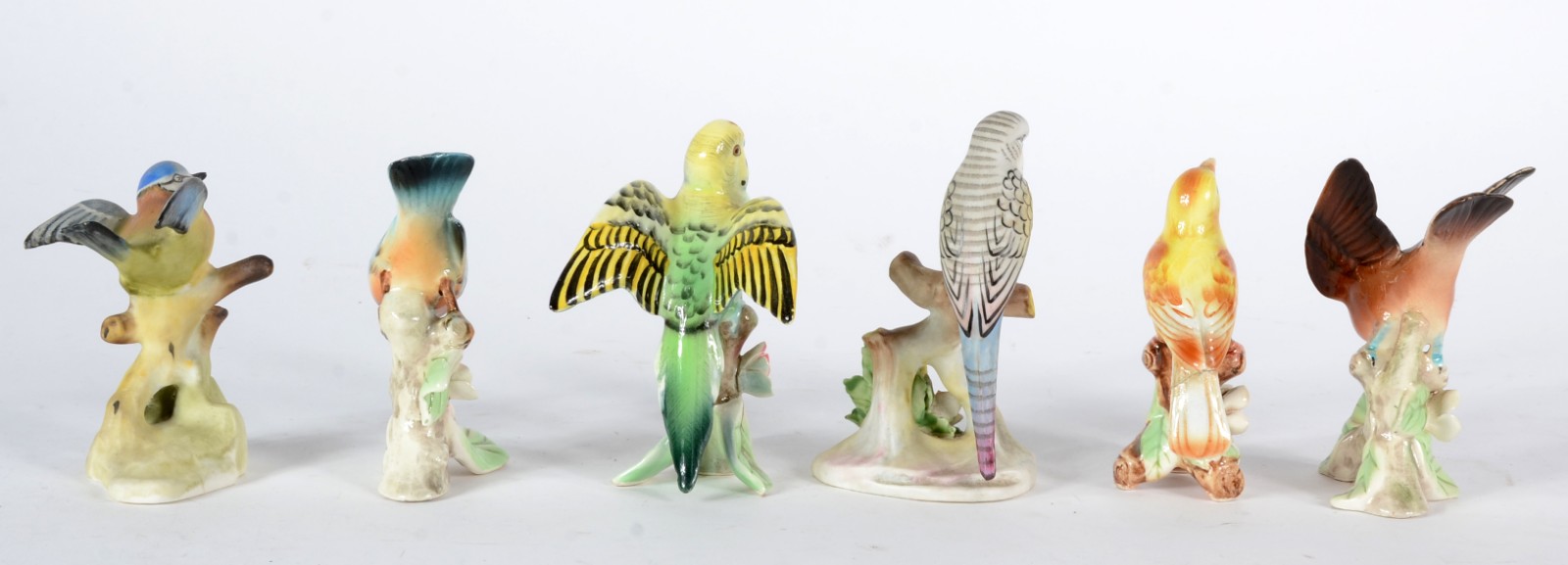 Conjunto com seis pássaros de porcelana policromada. Um deles com... - foto 7 de 10