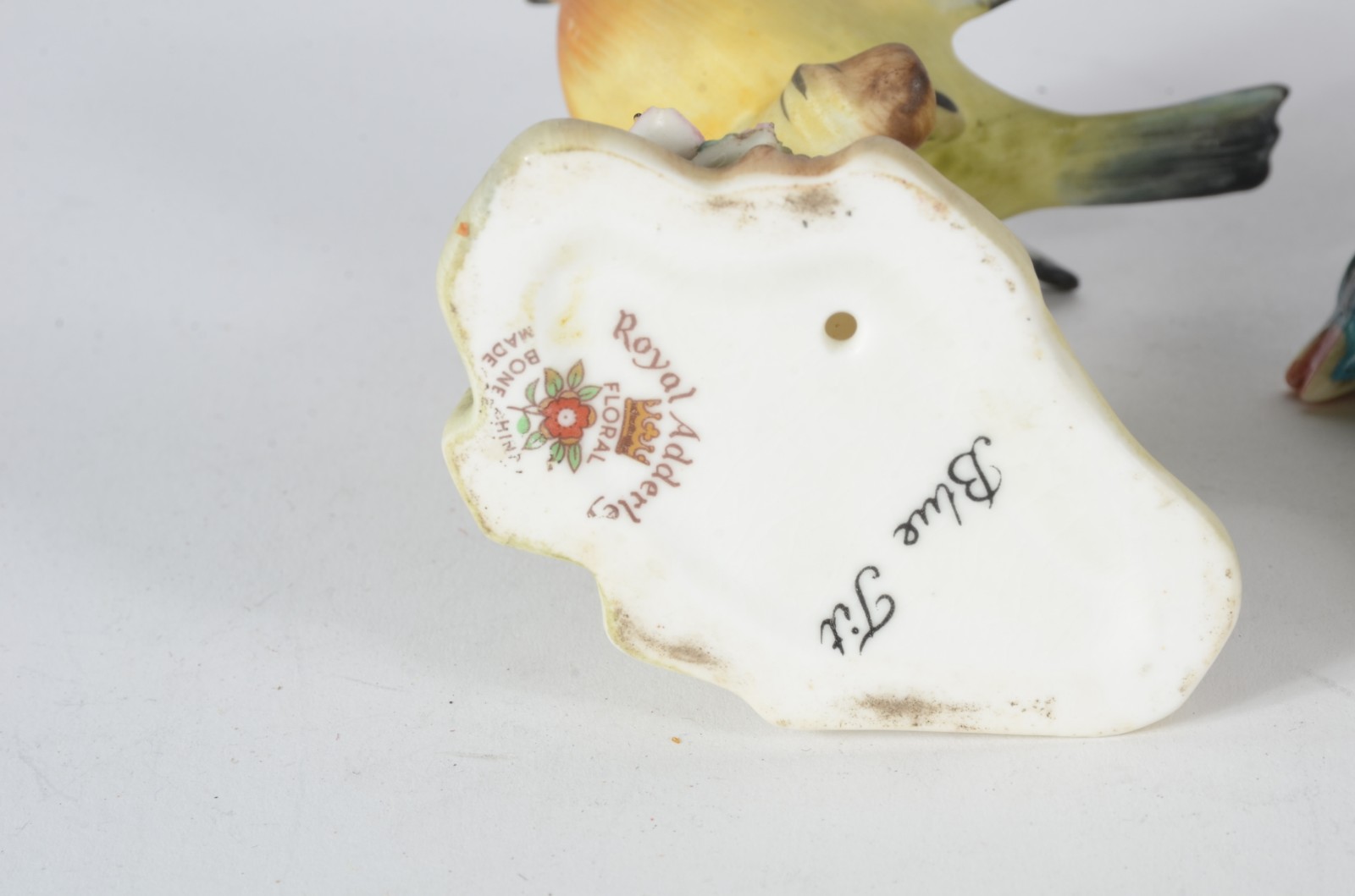 Conjunto com seis pássaros de porcelana policromada. Um deles com... - foto 8 de 10
