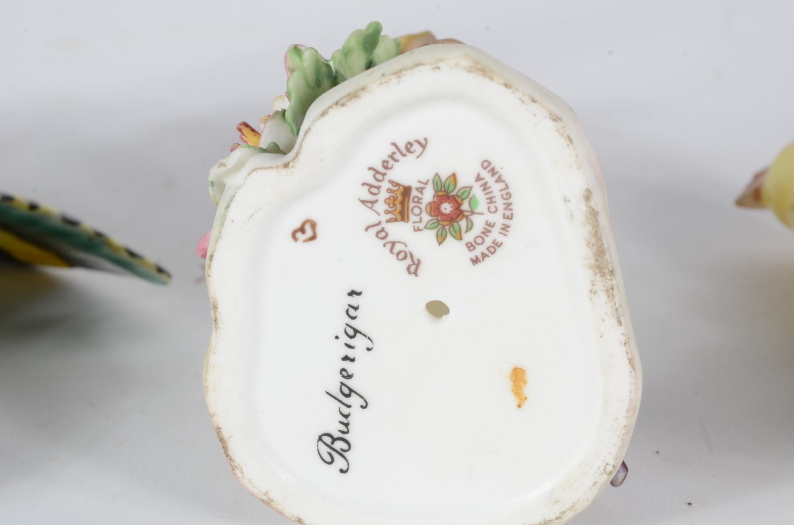 Conjunto com seis pássaros de porcelana policromada. Um deles com... - foto 10 de 10