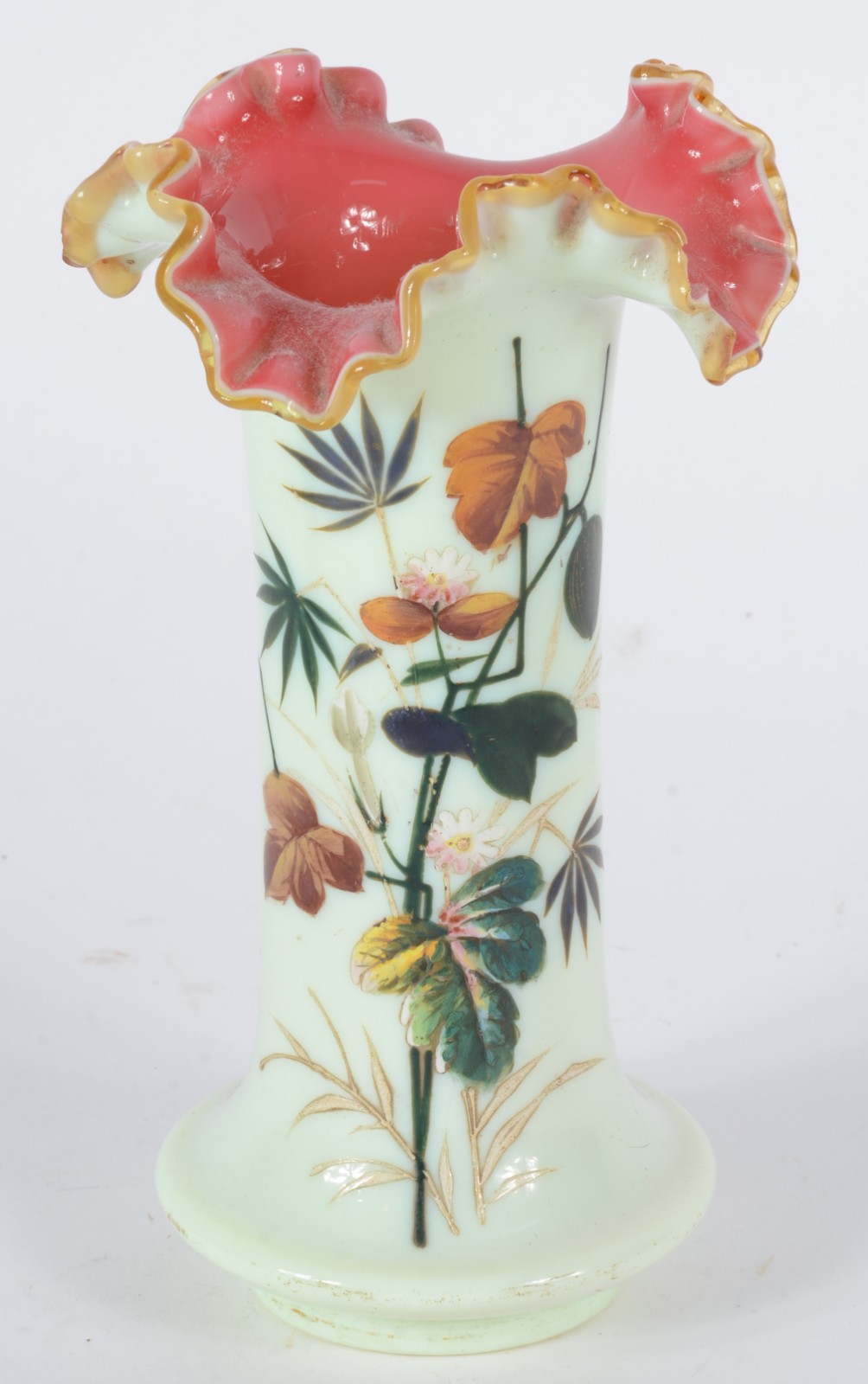 Vaso de opalina verde com flores em policromia, borda feitio babado... - foto 2 de 5