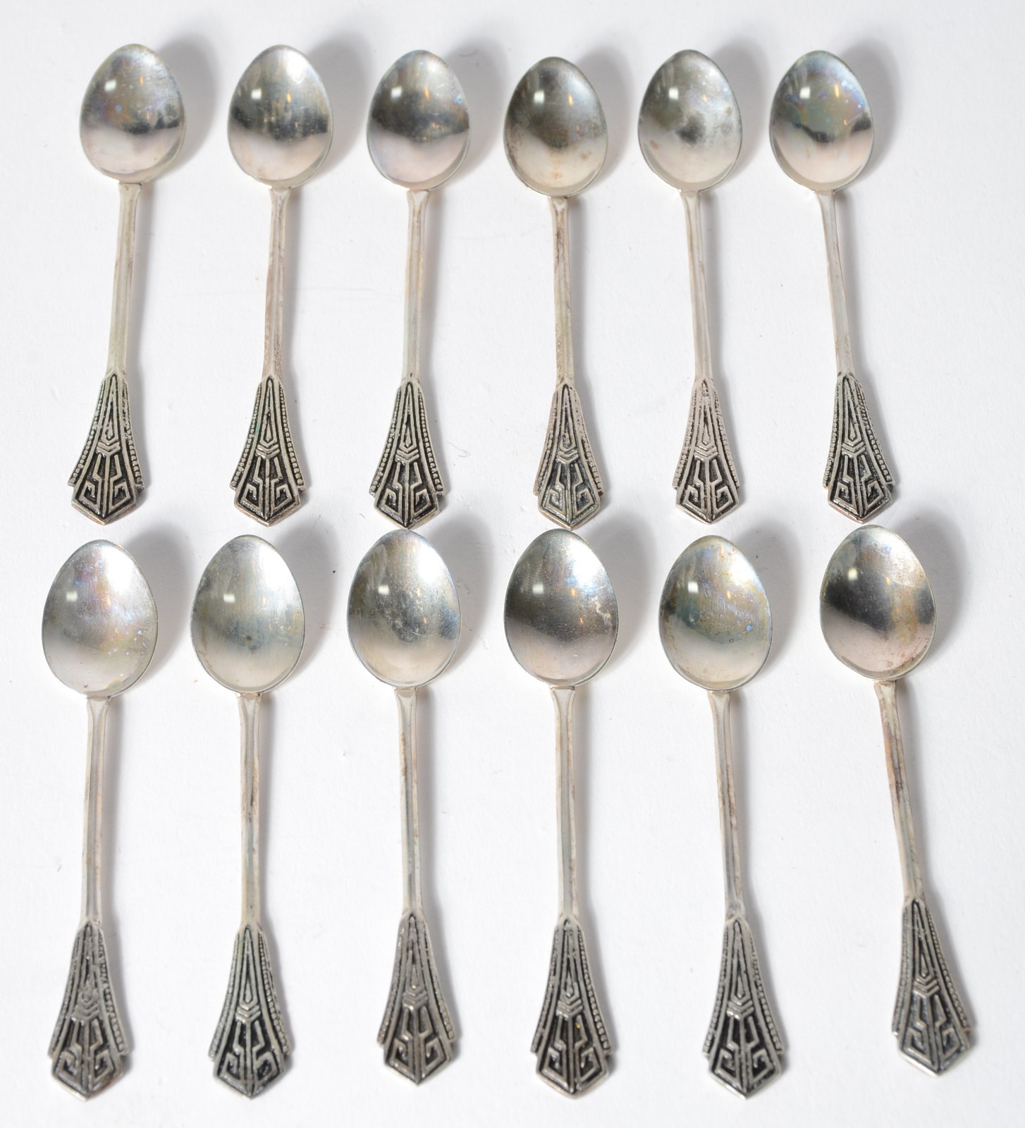 Conjunto com 12 colheres para café de prata contrastada. No estojo... - foto 1 de 6