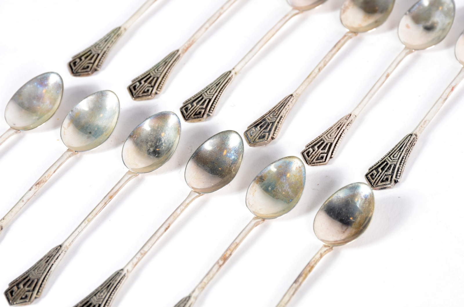 Conjunto com 12 colheres para café de prata contrastada. No estojo... - foto 3 de 6