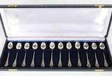 Conjunto com 12 colheres para café de prata con... - Conjunto com 12 colheres para café de prata contrastada. No estojo. Peso da prata: 50 g.