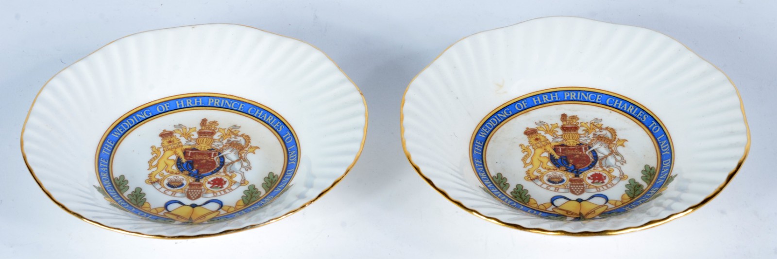 Dois pratinhos de porcelana inglesa comemorativos do casamento do... - foto 1 de 8