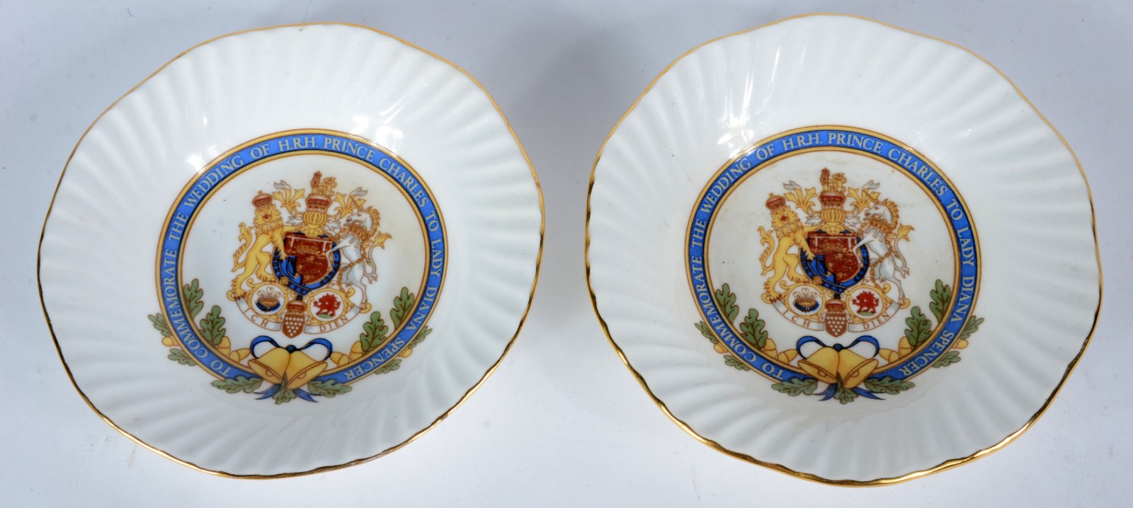 Dois pratinhos de porcelana inglesa comemorativos do casamento do... - foto 2 de 8