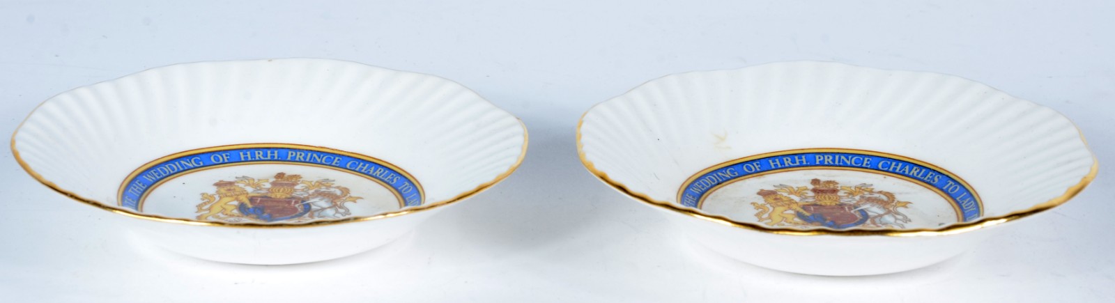 Dois pratinhos de porcelana inglesa comemorativos do casamento do... - foto 3 de 8
