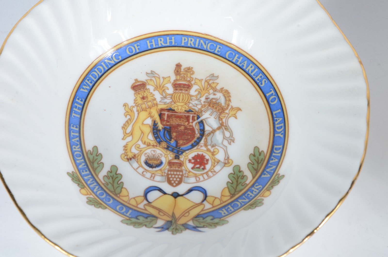 Dois pratinhos de porcelana inglesa comemorativos do casamento do... - foto 4 de 8
