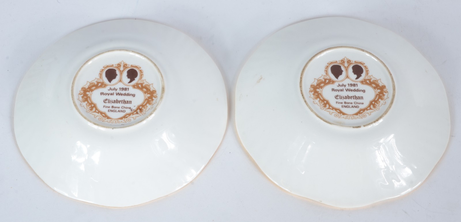 Dois pratinhos de porcelana inglesa comemorativos do casamento do... - foto 6 de 8