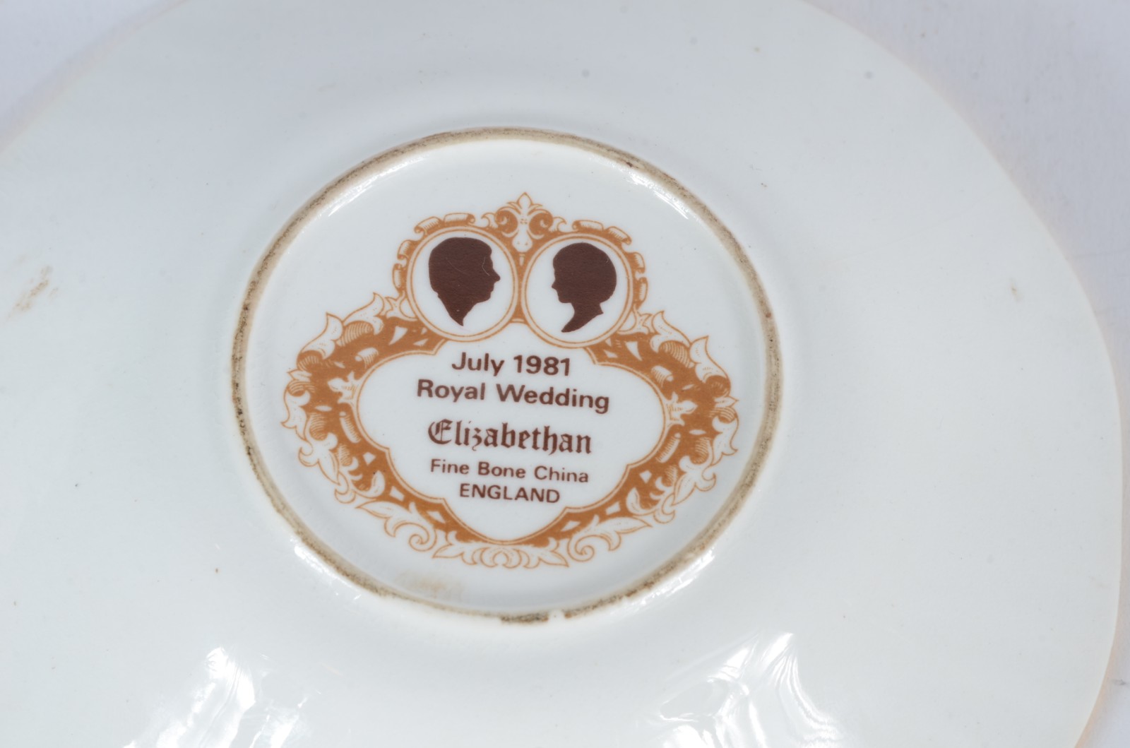 Dois pratinhos de porcelana inglesa comemorativos do casamento do... - foto 7 de 8