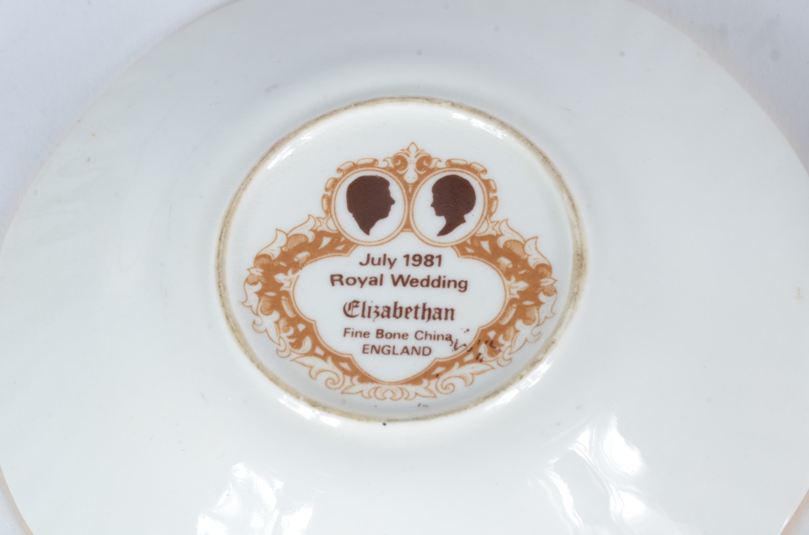 Dois pratinhos de porcelana inglesa comemorativos do casamento do... - foto 8 de 8