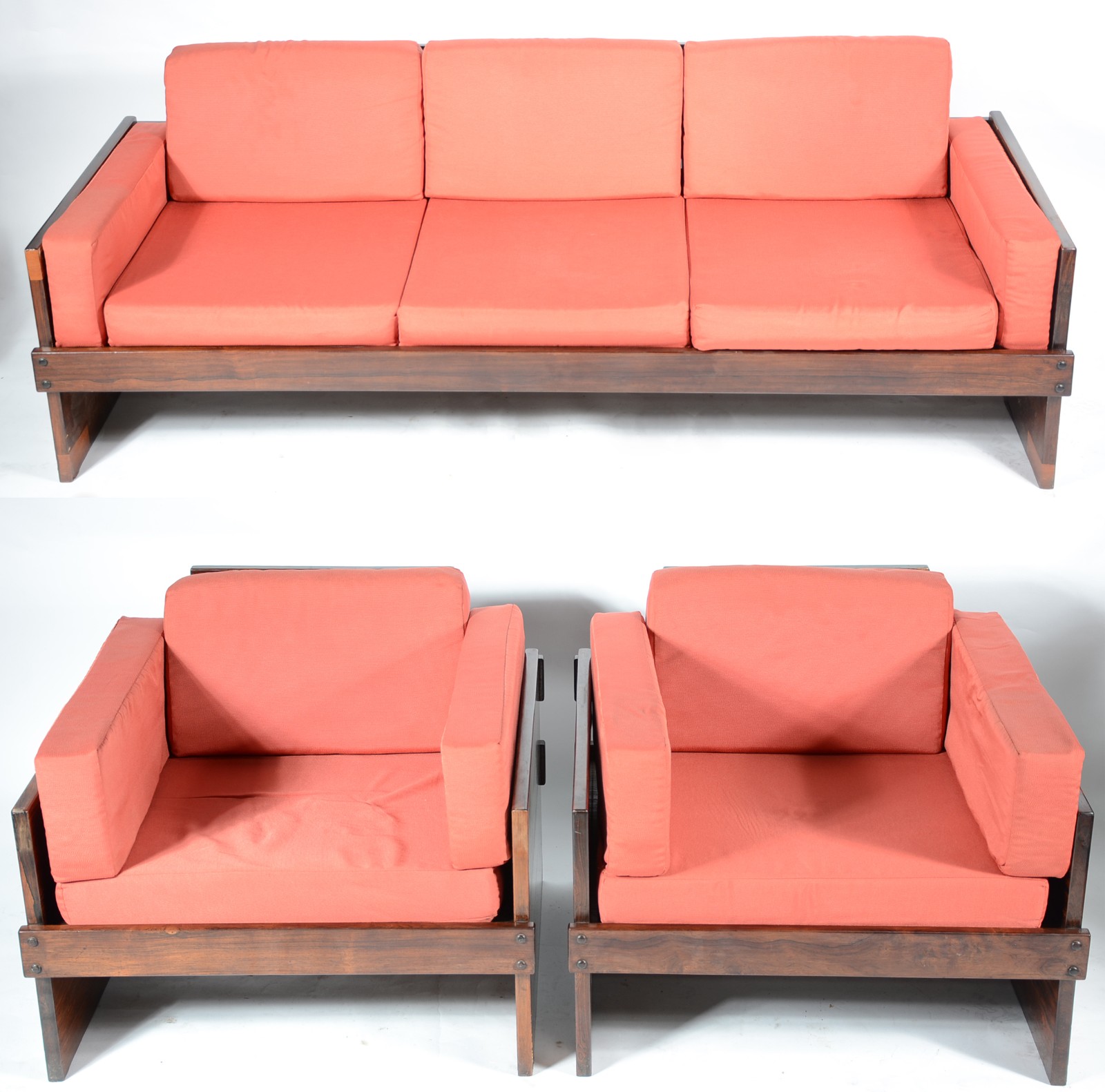 Conjunto de sofá e par de poltronas de jacarandá, almofadas soltas... - foto 1 de 9