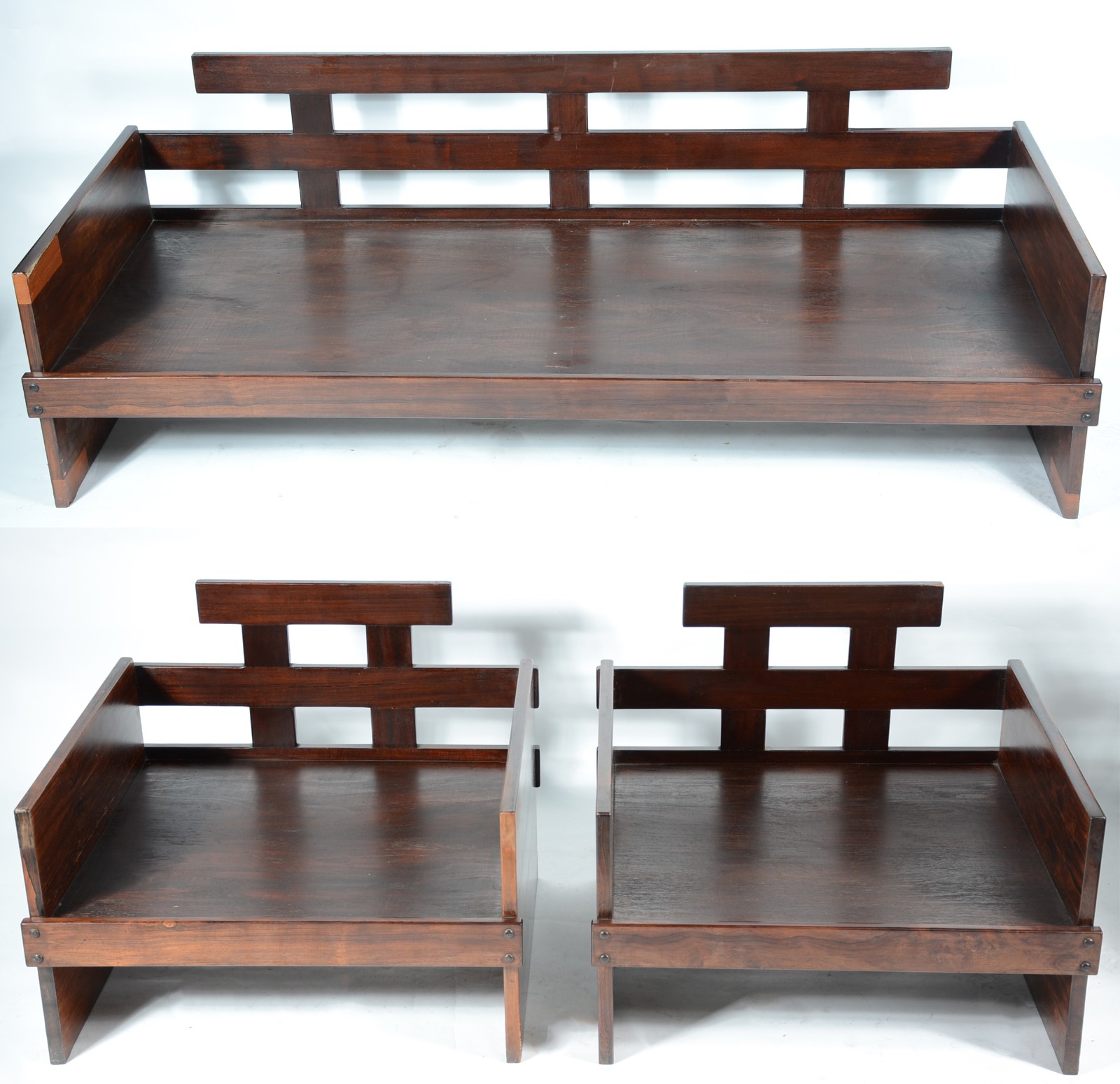 Conjunto de sofá e par de poltronas de jacarandá, almofadas soltas... - foto 2 de 9