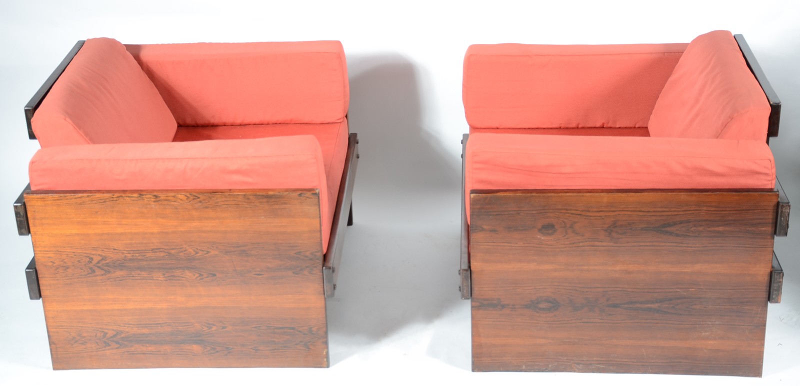 Conjunto de sofá e par de poltronas de jacarandá, almofadas soltas... - foto 4 de 9