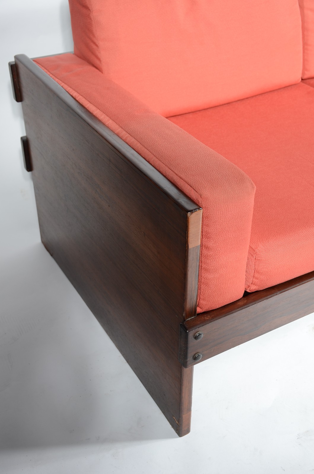 Conjunto de sofá e par de poltronas de jacarandá, almofadas soltas... - foto 7 de 9