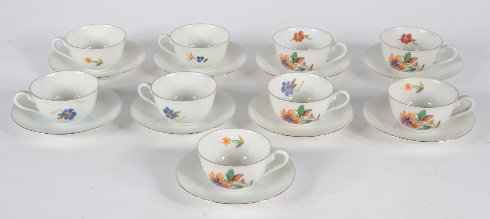 Conjunto com 9 xícaras para café com pires de porcelana alemã... - foto 2 de 6