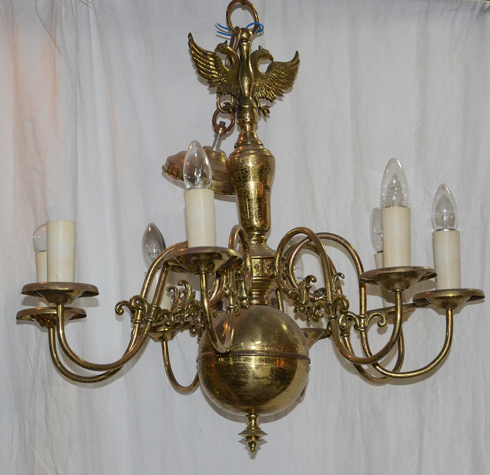 Lustre estilo holandês de metal dourado para oito luzes, detalhe com...