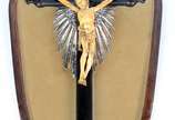 Belíssimo crucifixo de madeira nobre com figura... - Belíssimo crucifixo de madeira nobre com figura de Cristo ricamente esculpida em marfim indo portugues de Goa, guarnição de prata de lei.  Sécul...