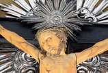 Belíssimo crucifixo de madeira nobre com figura... - Belíssimo crucifixo de madeira nobre com figura de Cristo ricamente esculpida em marfim indo portugues de Goa, guarnição de prata de lei.  Sécul...