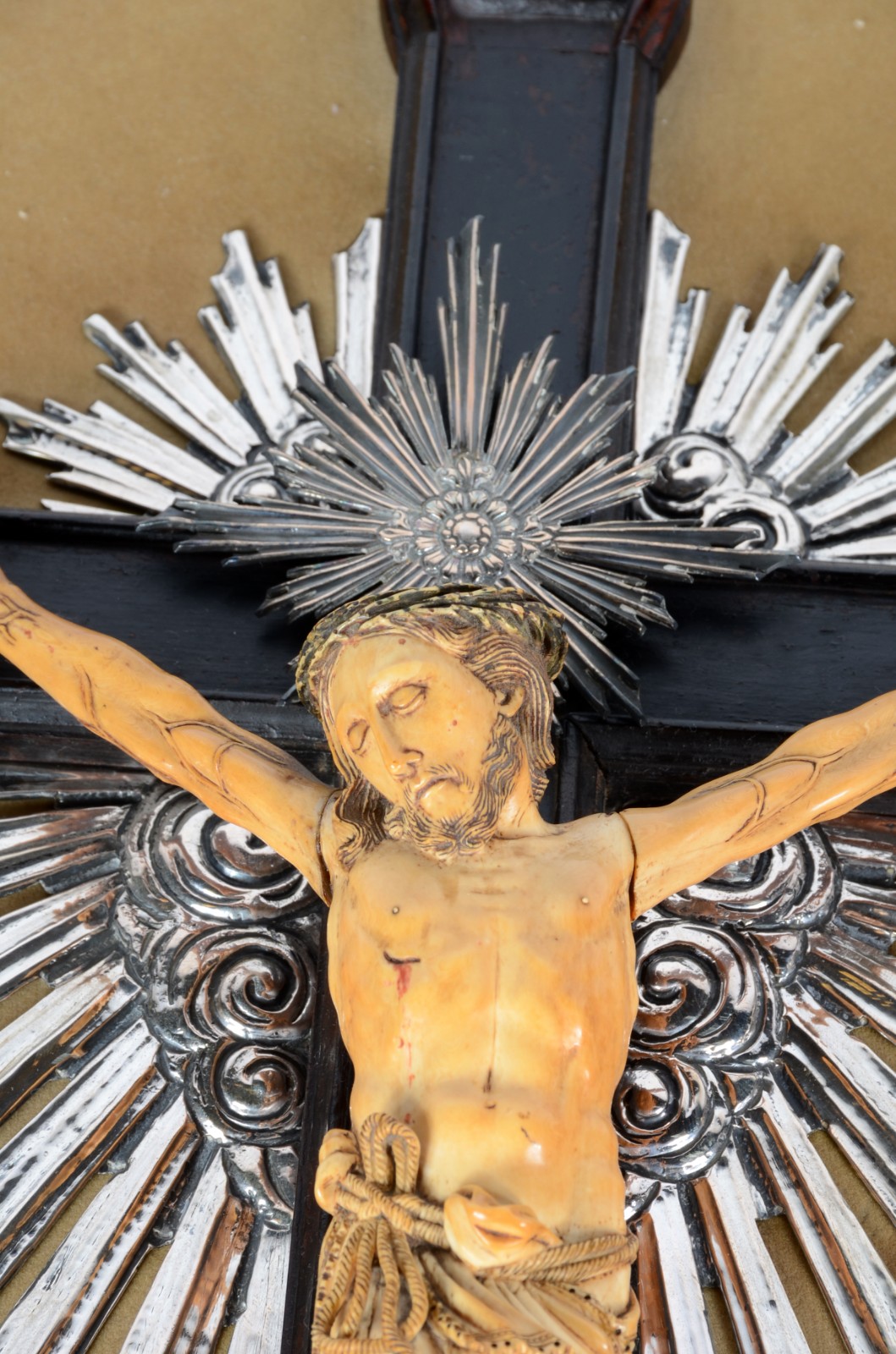 Belíssimo crucifixo de madeira nobre com figura de Cristo ricamente... - foto 2 de 9