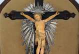 Belíssimo crucifixo de madeira nobre com figura... - Belíssimo crucifixo de madeira nobre com figura de Cristo ricamente esculpida em marfim indo portugues de Goa, guarnição de prata de lei.  Sécul...