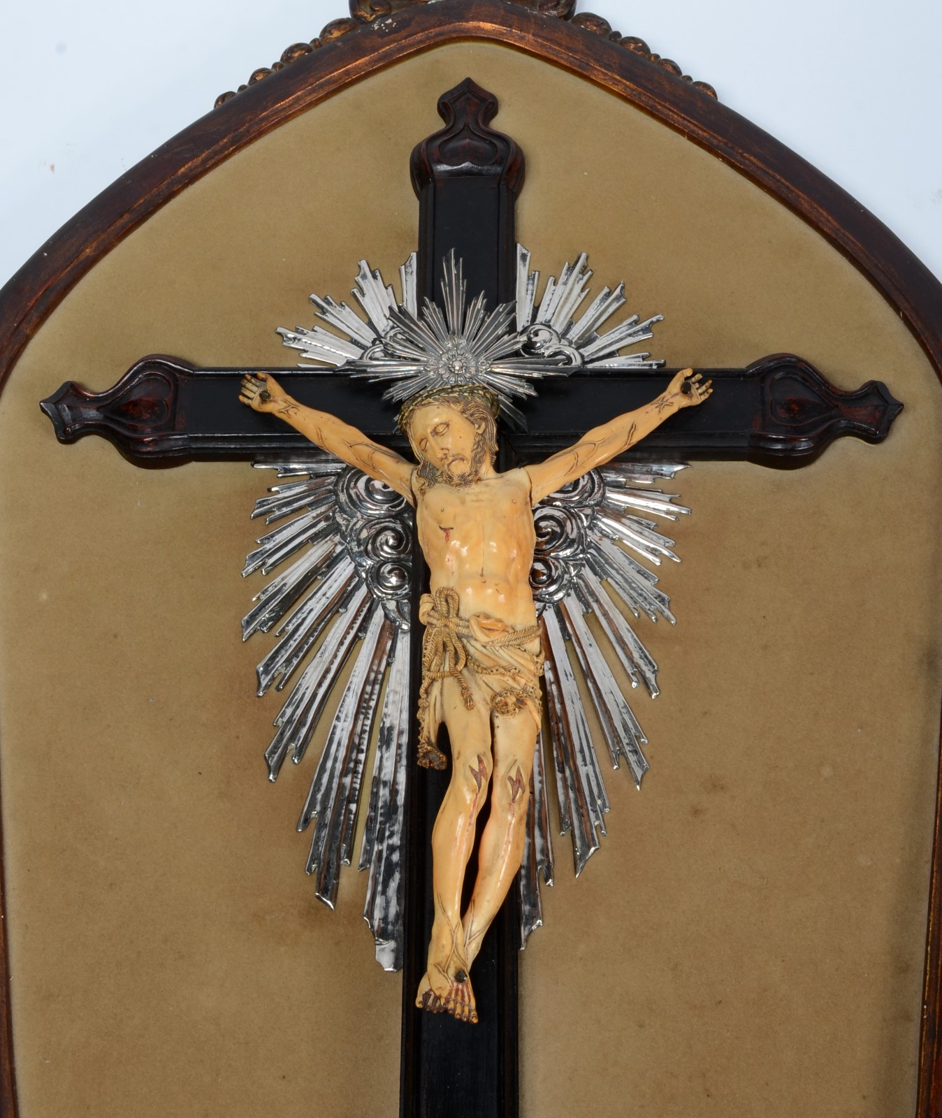 Belíssimo crucifixo de madeira nobre com figura de Cristo ricamente... - foto 3 de 9