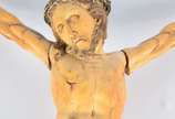 Belíssimo crucifixo de madeira nobre com figura... - Belíssimo crucifixo de madeira nobre com figura de Cristo ricamente esculpida em marfim indo portugues de Goa, guarnição de prata de lei.  Sécul...