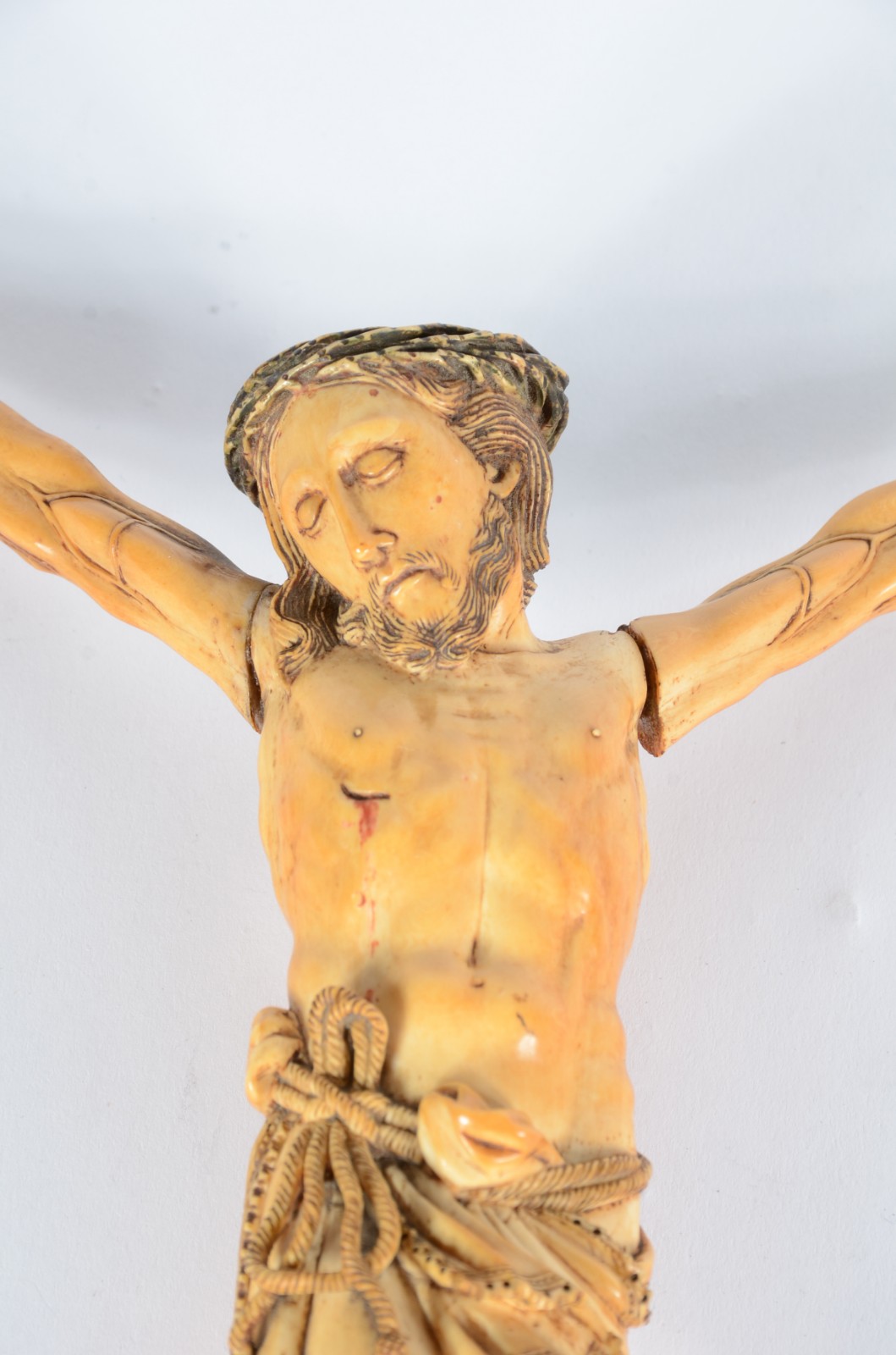 Belíssimo crucifixo de madeira nobre com figura de Cristo ricamente... - foto 7 de 9