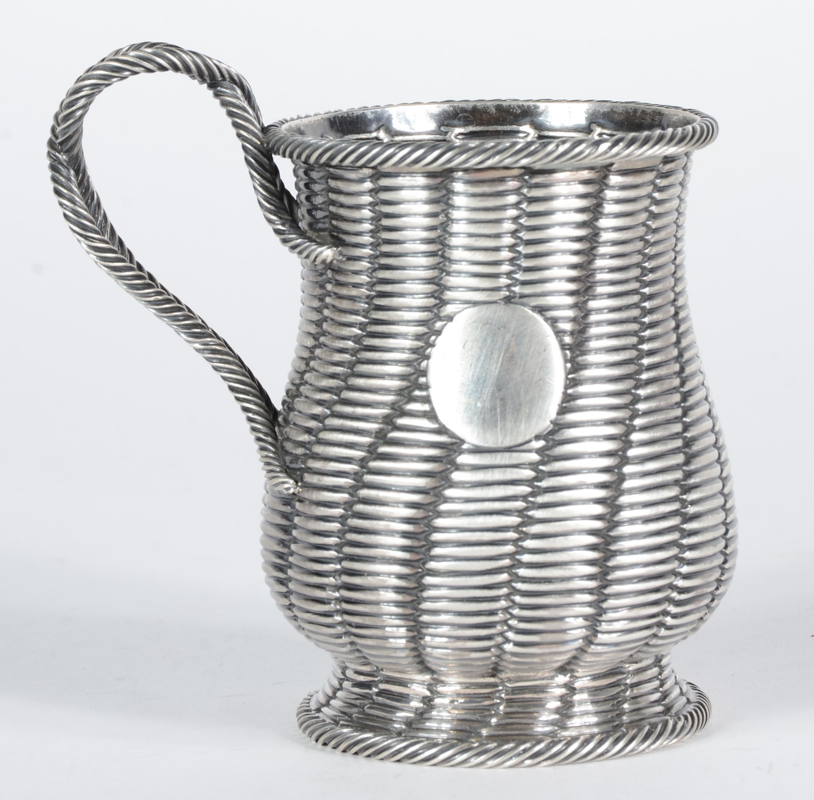 Caneca de prata inglesa, contrastada. Peso da prata: 170 g. (Por... - foto 1 de 6