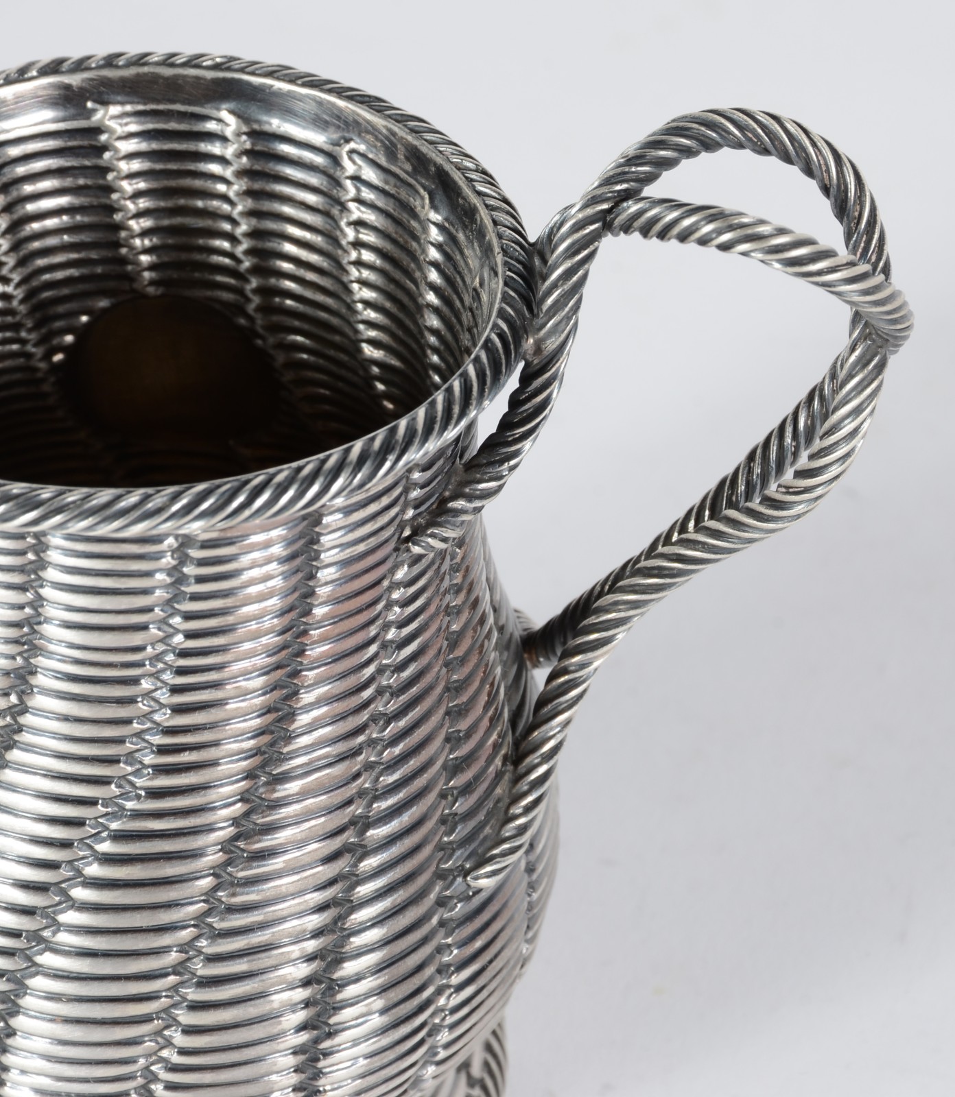 Caneca de prata inglesa, contrastada. Peso da prata: 170 g. (Por... - foto 5 de 6