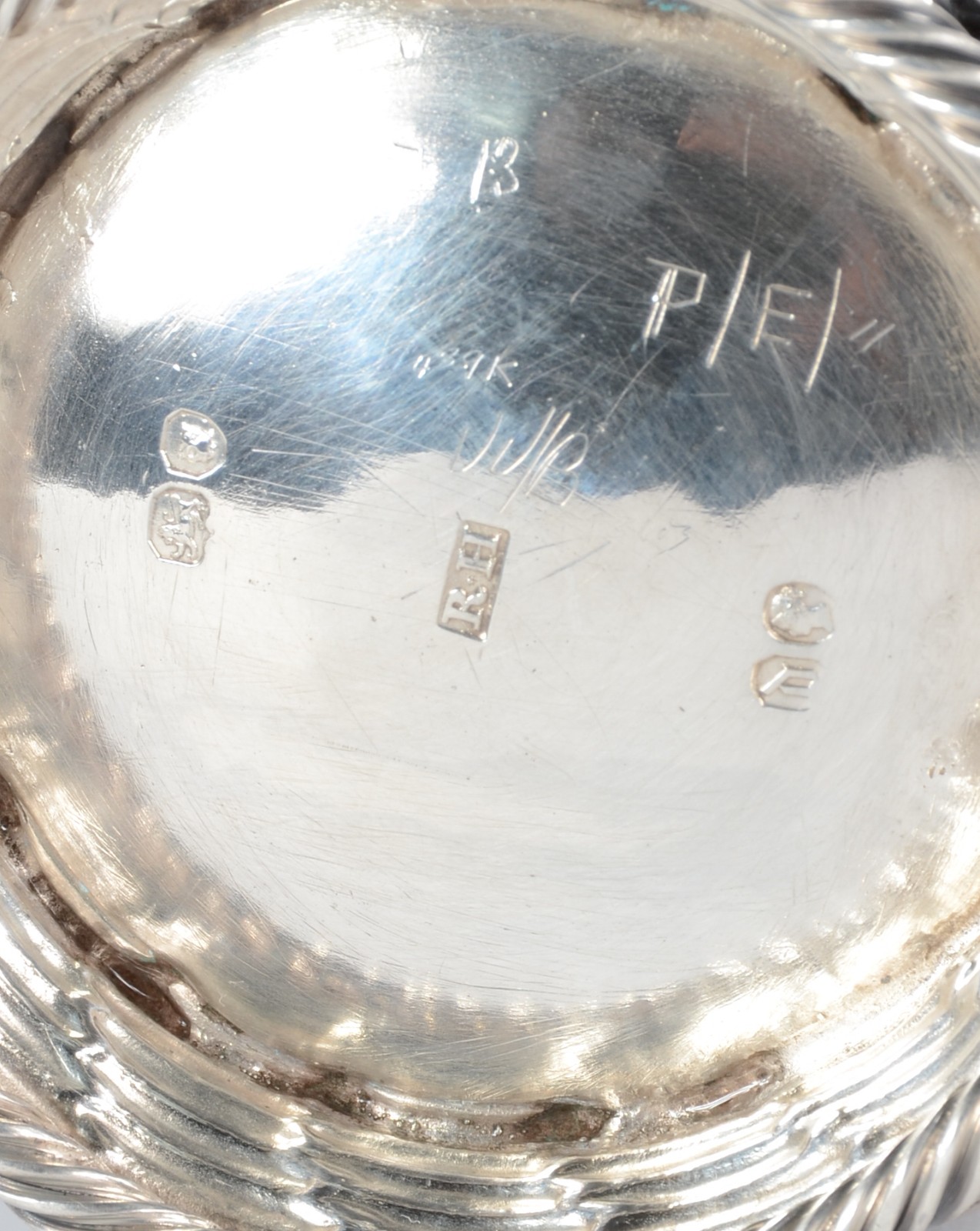 Caneca de prata inglesa, contrastada. Peso da prata: 170 g. (Por... - foto 6 de 6