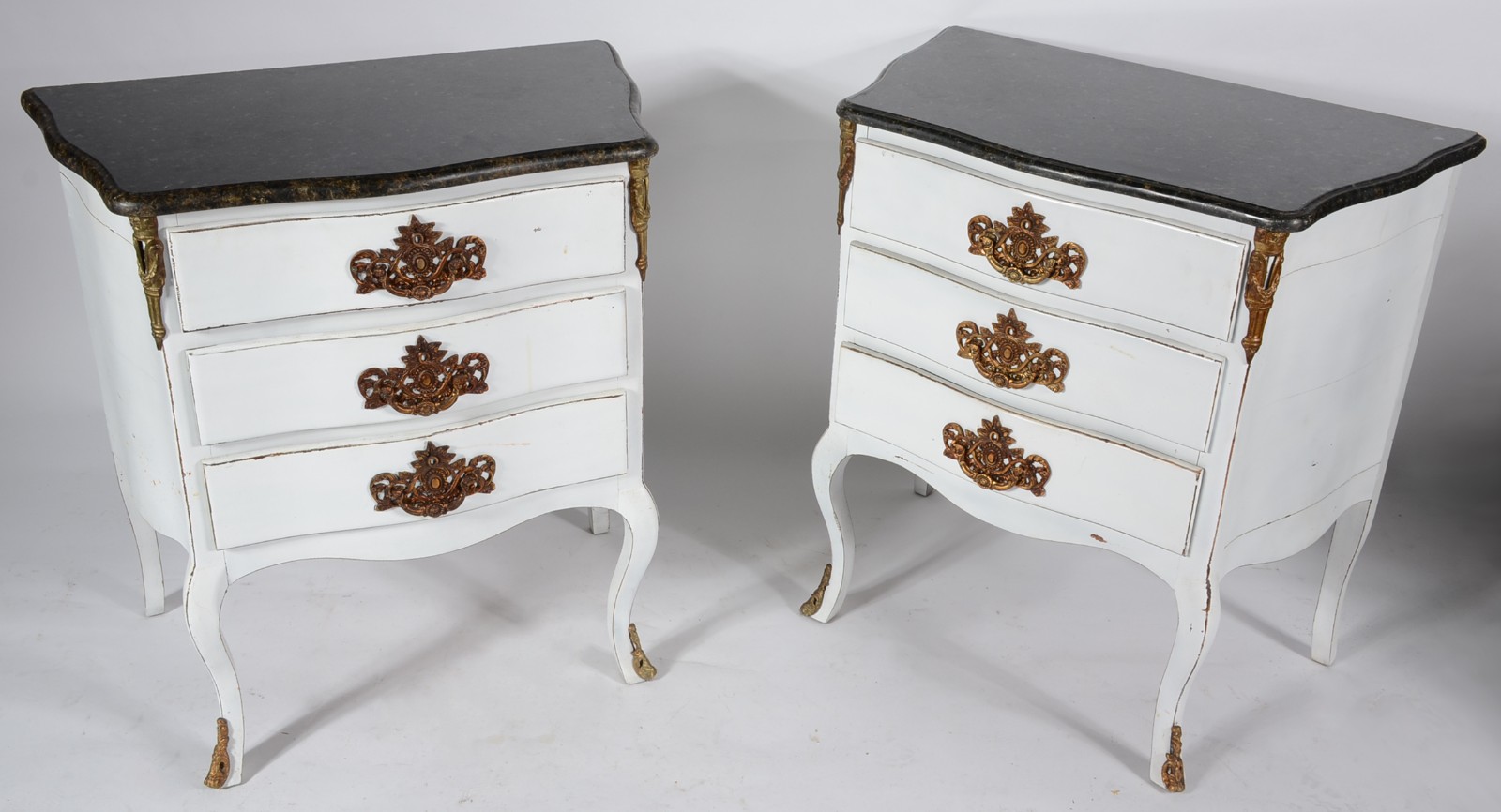 Par de mini cômodas de madeira pintada de branco, 3 gavetas cada com... - foto 1 de 10