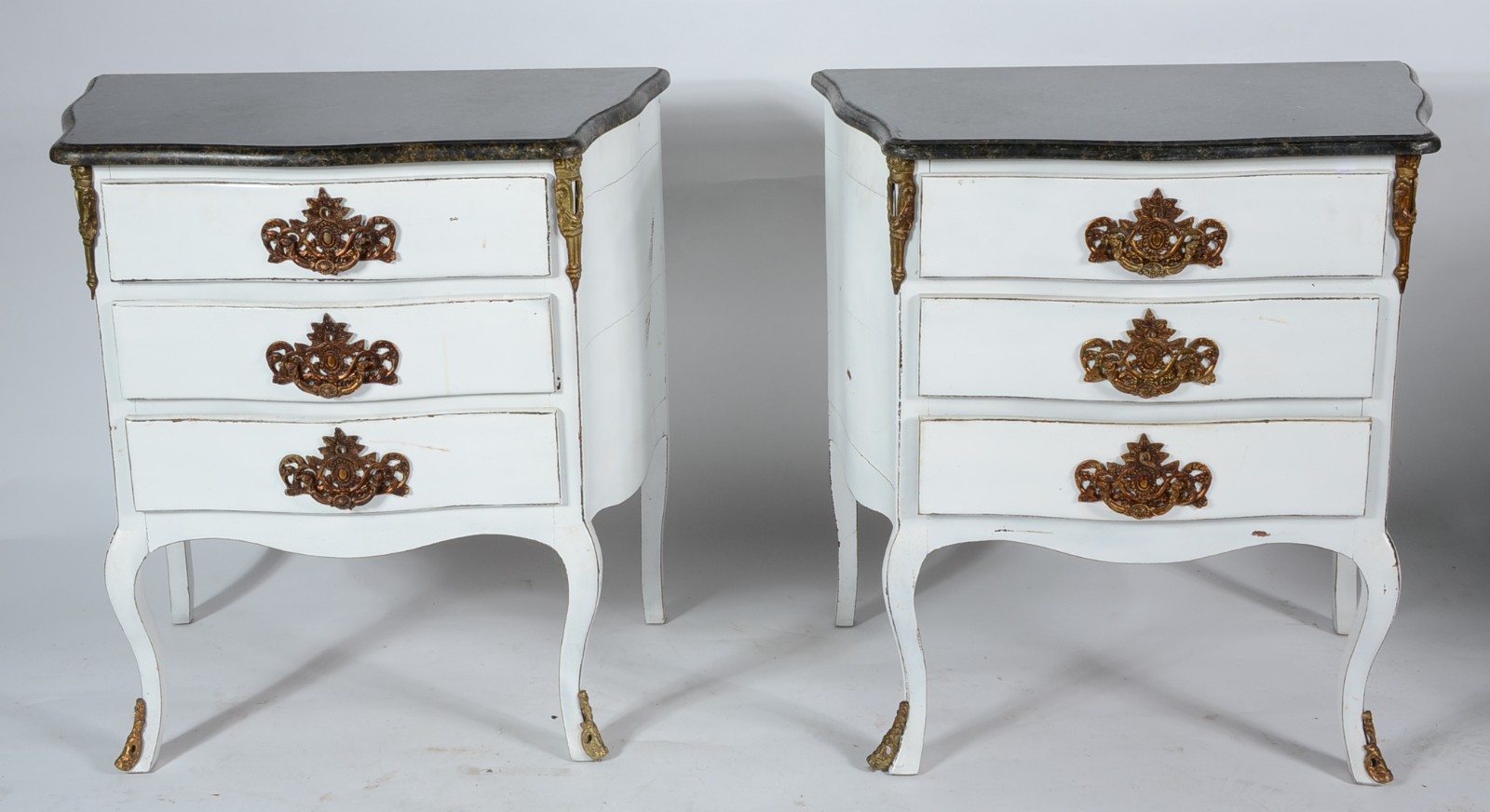 Par de mini cômodas de madeira pintada de branco, 3 gavetas cada com... - foto 2 de 10