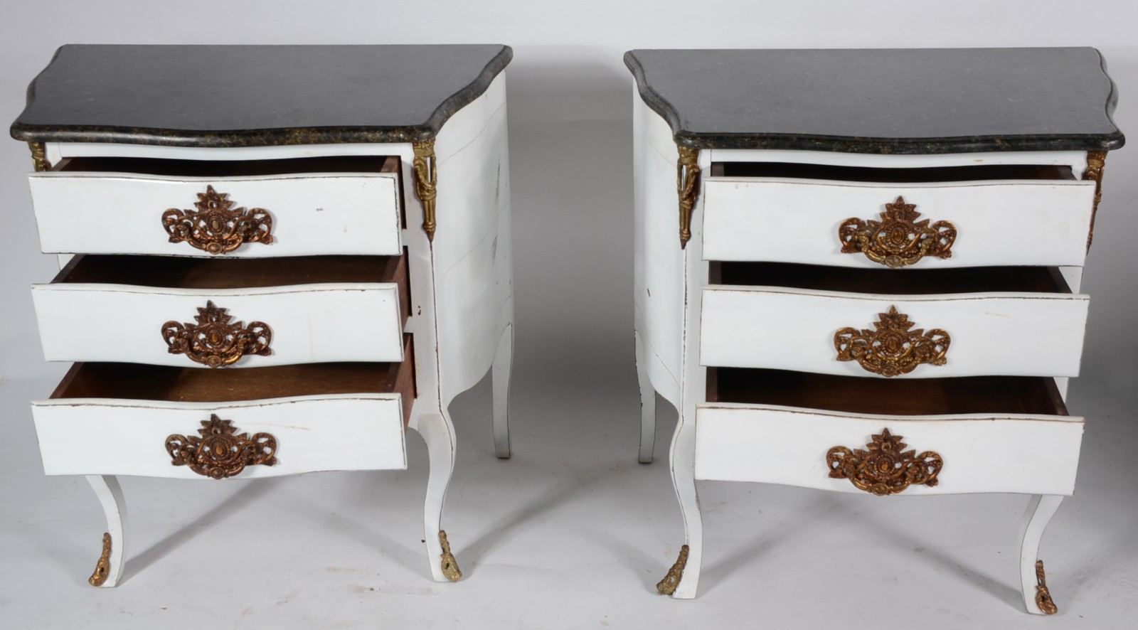 Par de mini cômodas de madeira pintada de branco, 3 gavetas cada com... - foto 3 de 10