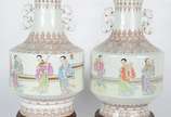 Par de vasos balaústres em porcelana chinesa, d... - Par de vasos balaústres em porcelana chinesa, decorados em sépia por numerosos frisos com estilizações variadas, centralizando largas faixas pol...
