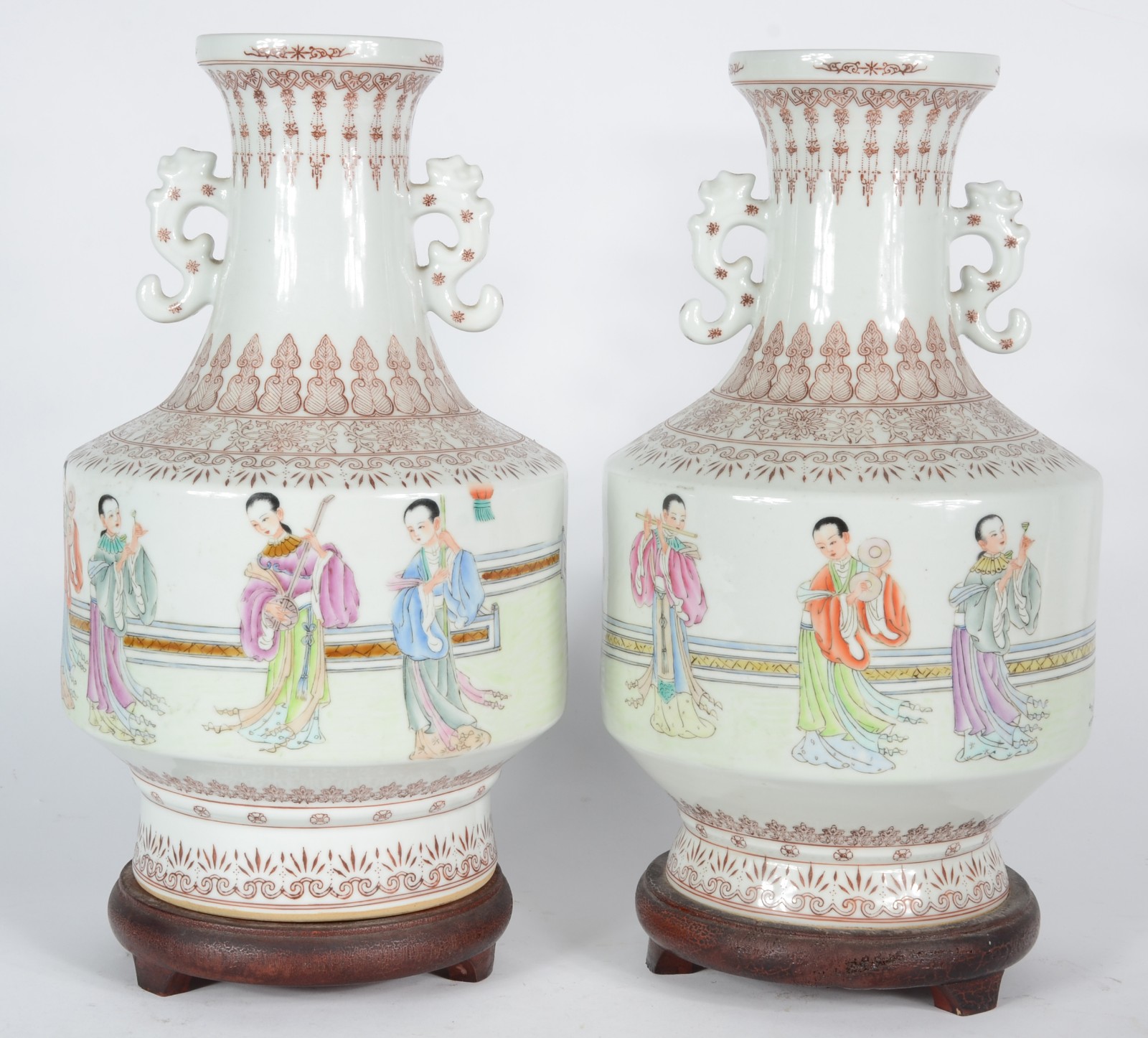 Par de vasos balaústres em porcelana chinesa, decorados em sépia por... - foto 1 de 8