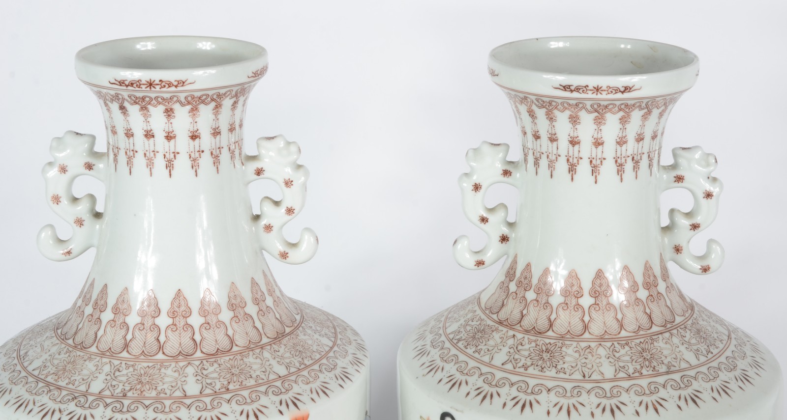 Par de vasos balaústres em porcelana chinesa, decorados em sépia por... - foto 4 de 8