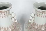 Par de vasos balaústres em porcelana chinesa, d... - Par de vasos balaústres em porcelana chinesa, decorados em sépia por numerosos frisos com estilizações variadas, centralizando largas faixas pol...