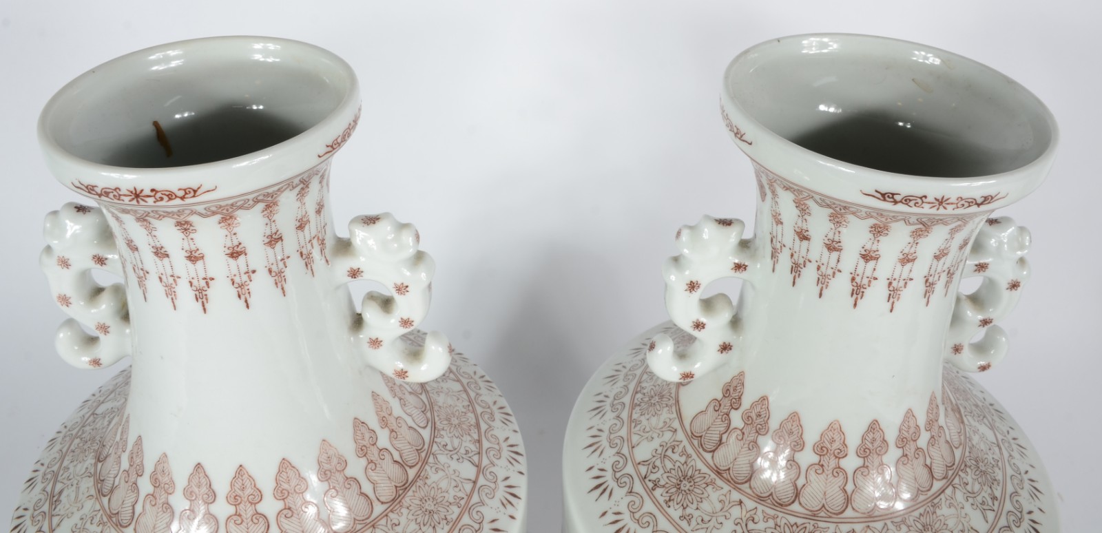 Par de vasos balaústres em porcelana chinesa, decorados em sépia por... - foto 5 de 8