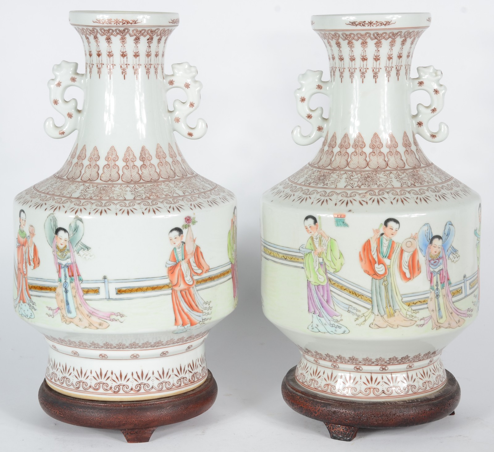 Par de vasos balaústres em porcelana chinesa, decorados em sépia por... - foto 2 de 8