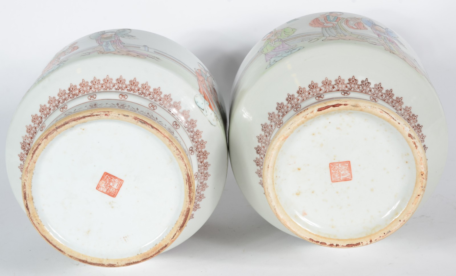 Par de vasos balaústres em porcelana chinesa, decorados em sépia por... - foto 6 de 8