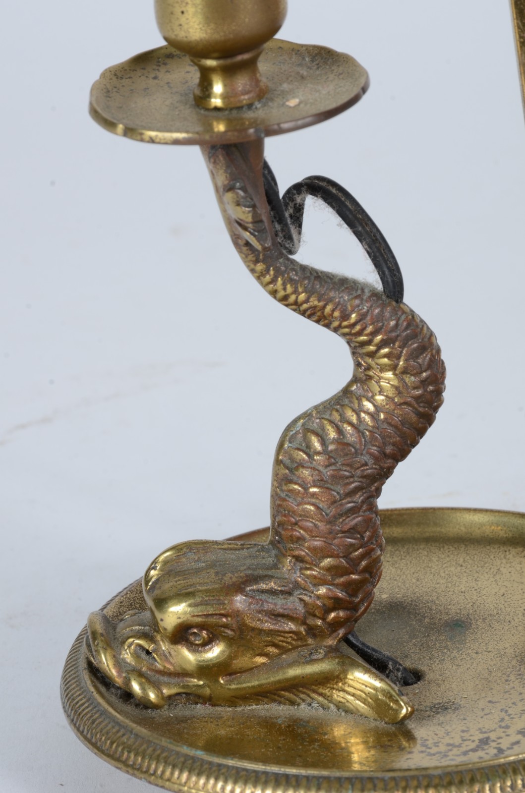 Abatjour de metal dourado com figura de "golfinho", manga pintada de... - foto 4 de 5