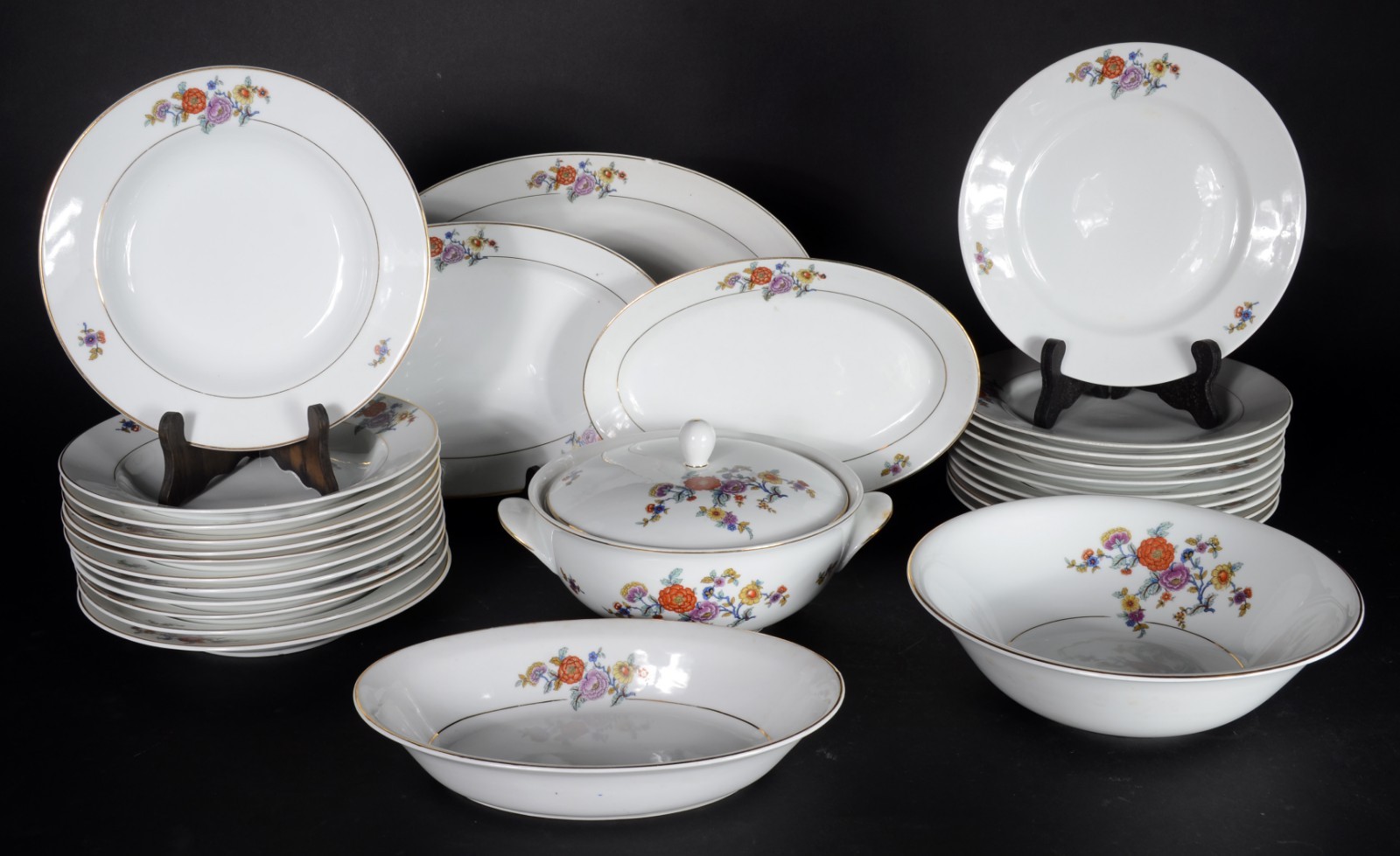 Serviço de jantar de porcelana Brennand, decorada com flores em... - foto 1 de 8