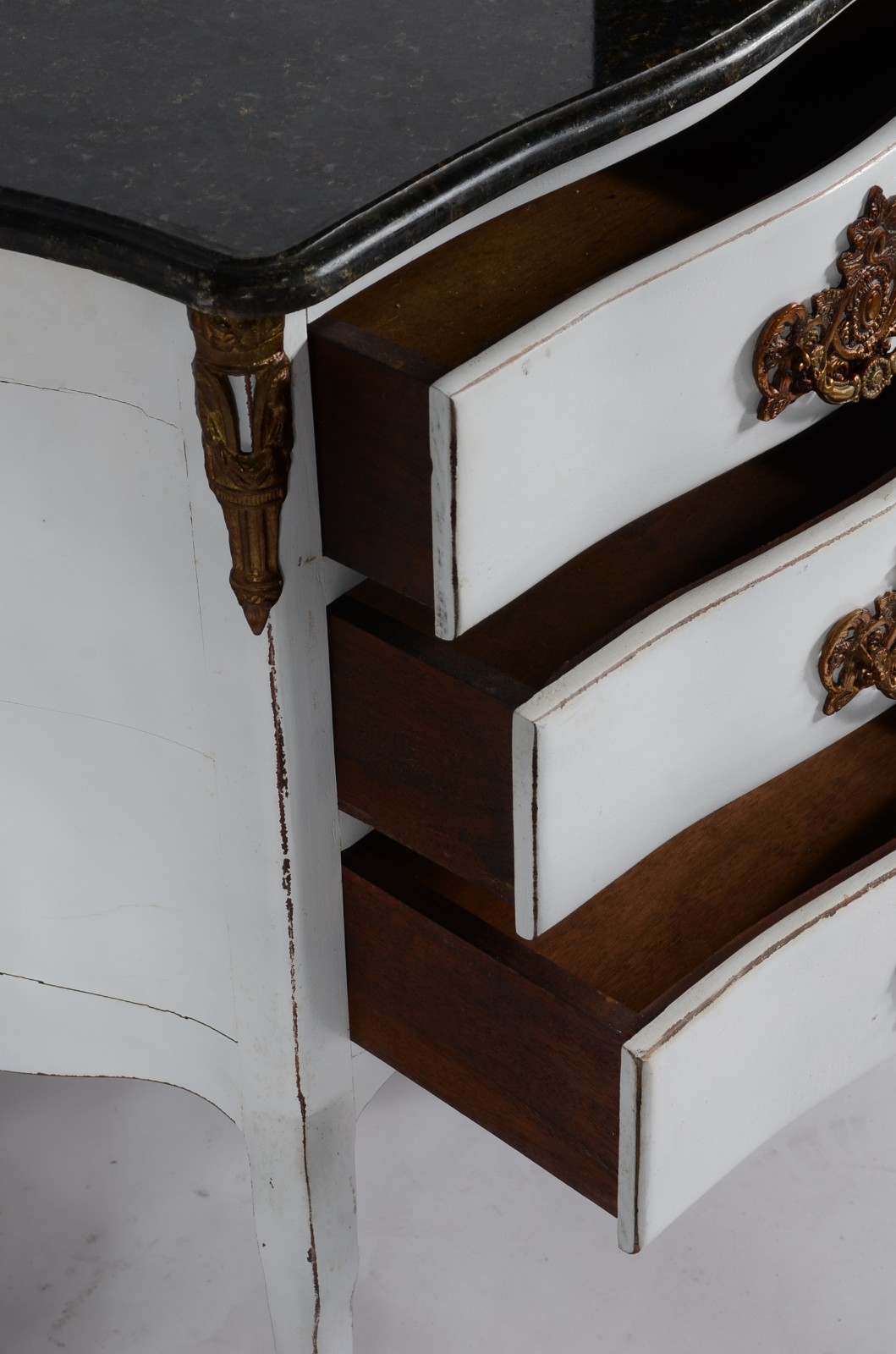 Par de mini cômodas de madeira pintada de branco, 3 gavetas cada com... - foto 5 de 10