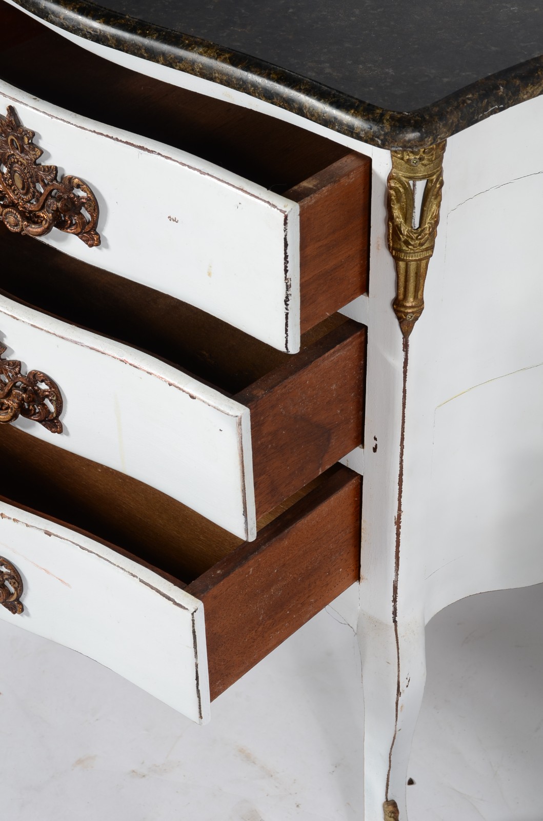 Par de mini cômodas de madeira pintada de branco, 3 gavetas cada com... - foto 6 de 10
