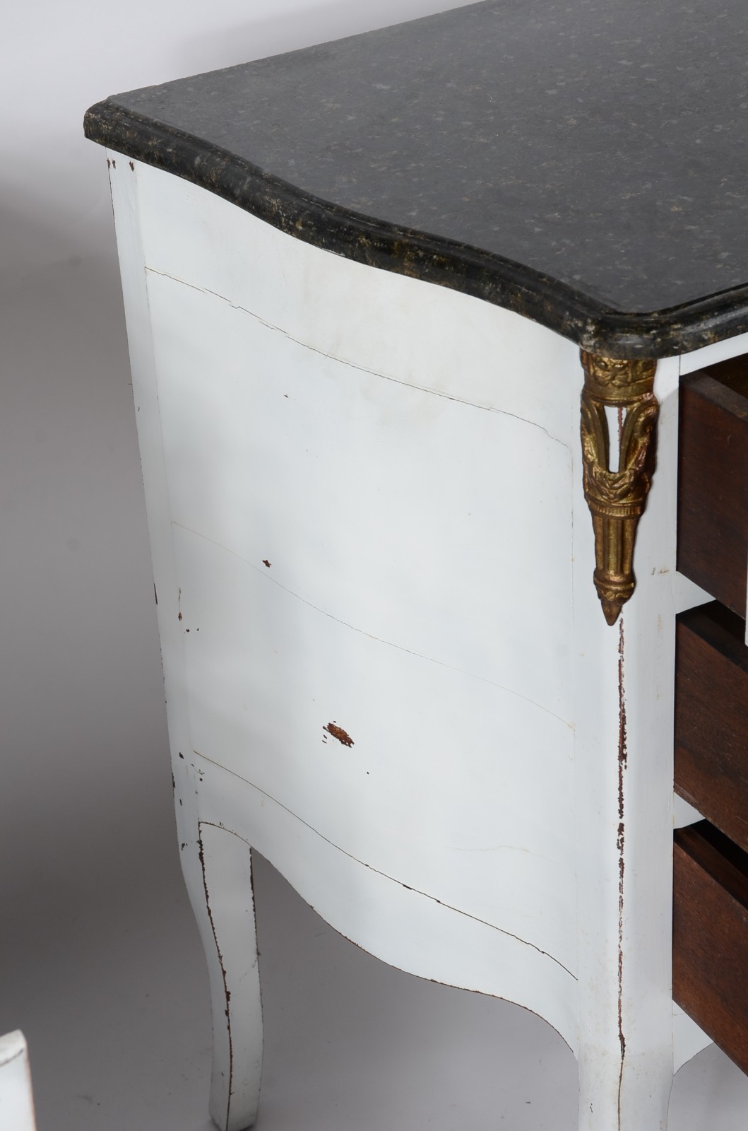 Par de mini cômodas de madeira pintada de branco, 3 gavetas cada com... - foto 7 de 10