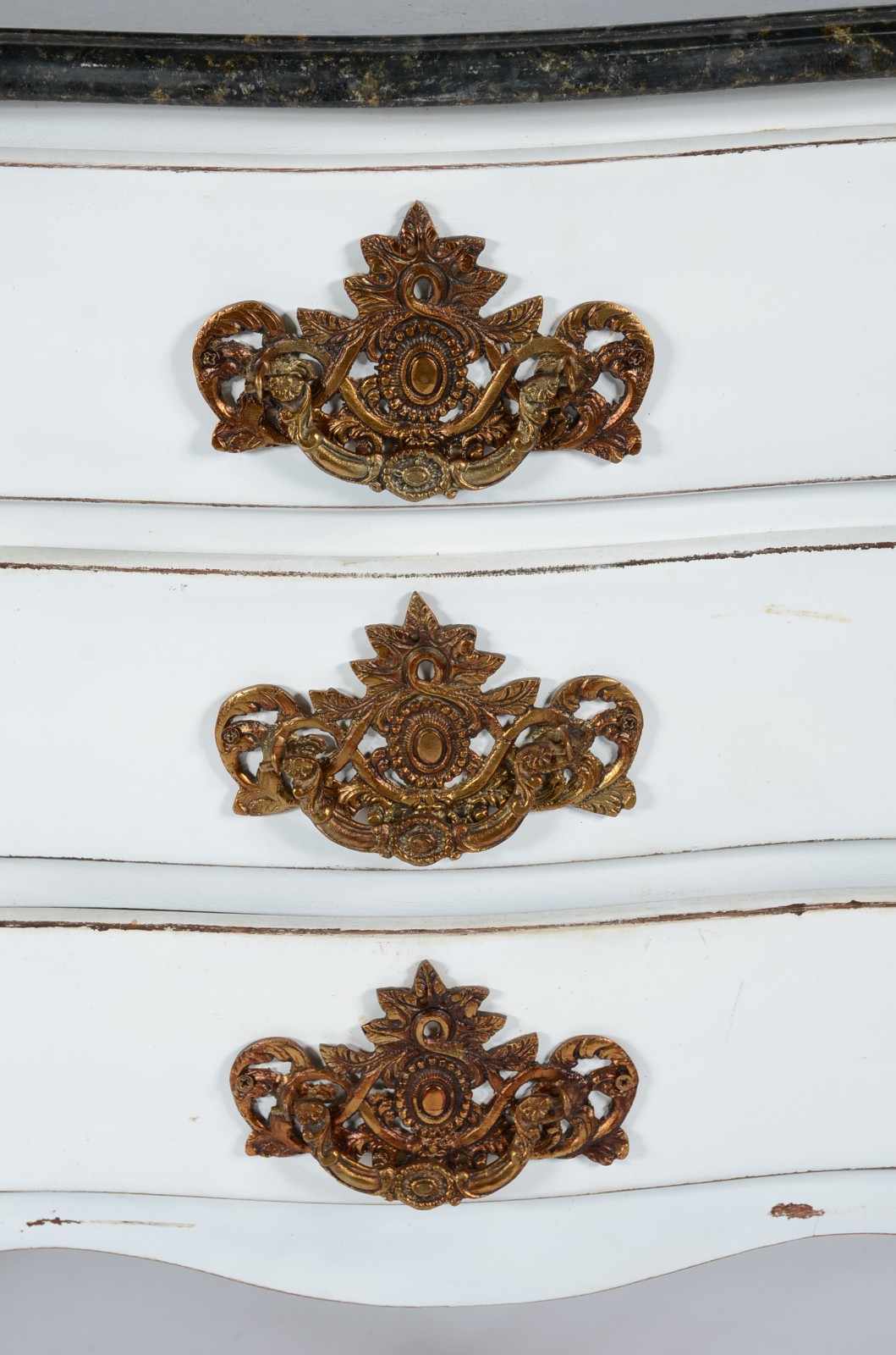 Par de mini cômodas de madeira pintada de branco, 3 gavetas cada com... - foto 8 de 10